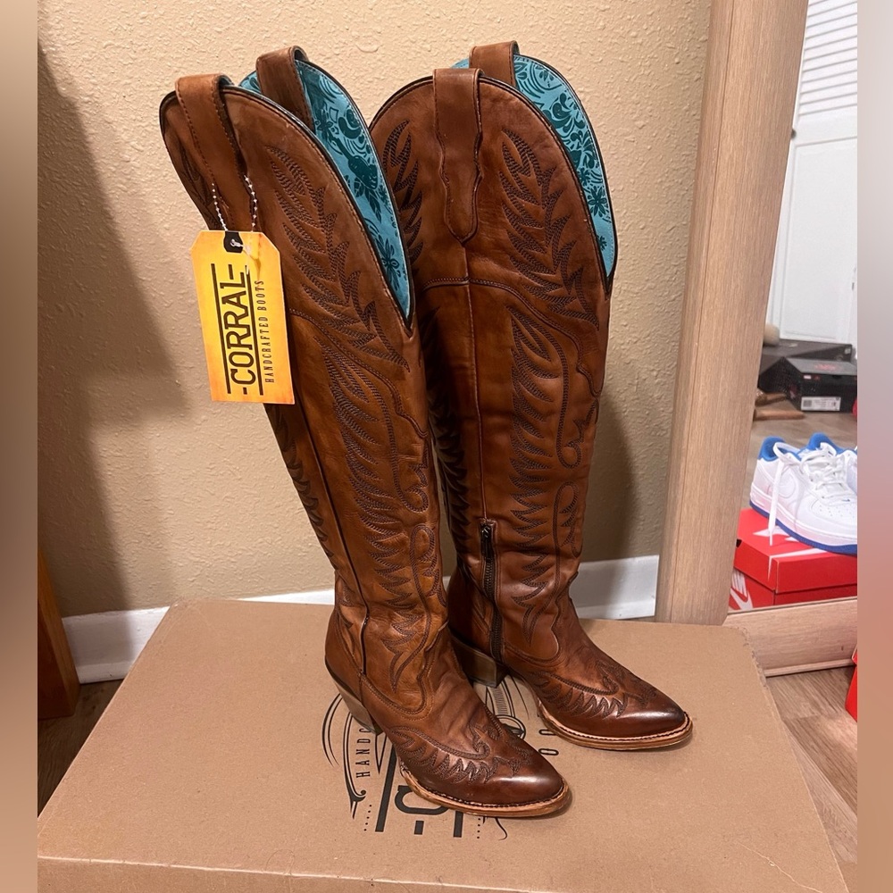 ❤️Brand new with tags ❤️ CORRAL WOMEN'S LEATHER TALL WESTERN BOOTS - POINTED TOE
